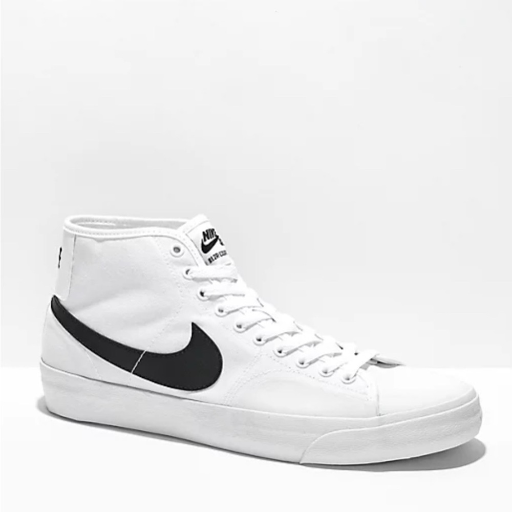 Nike SB Blazer Court Mid White & Black Men’s size 7, women’s size 8.5
